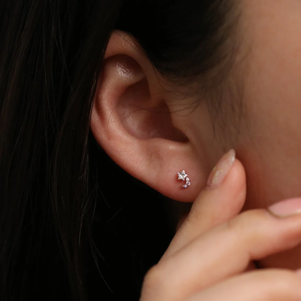 Tiny moon earrings - Image 3