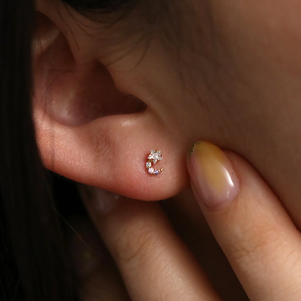 Tiny moon earrings - Image 4