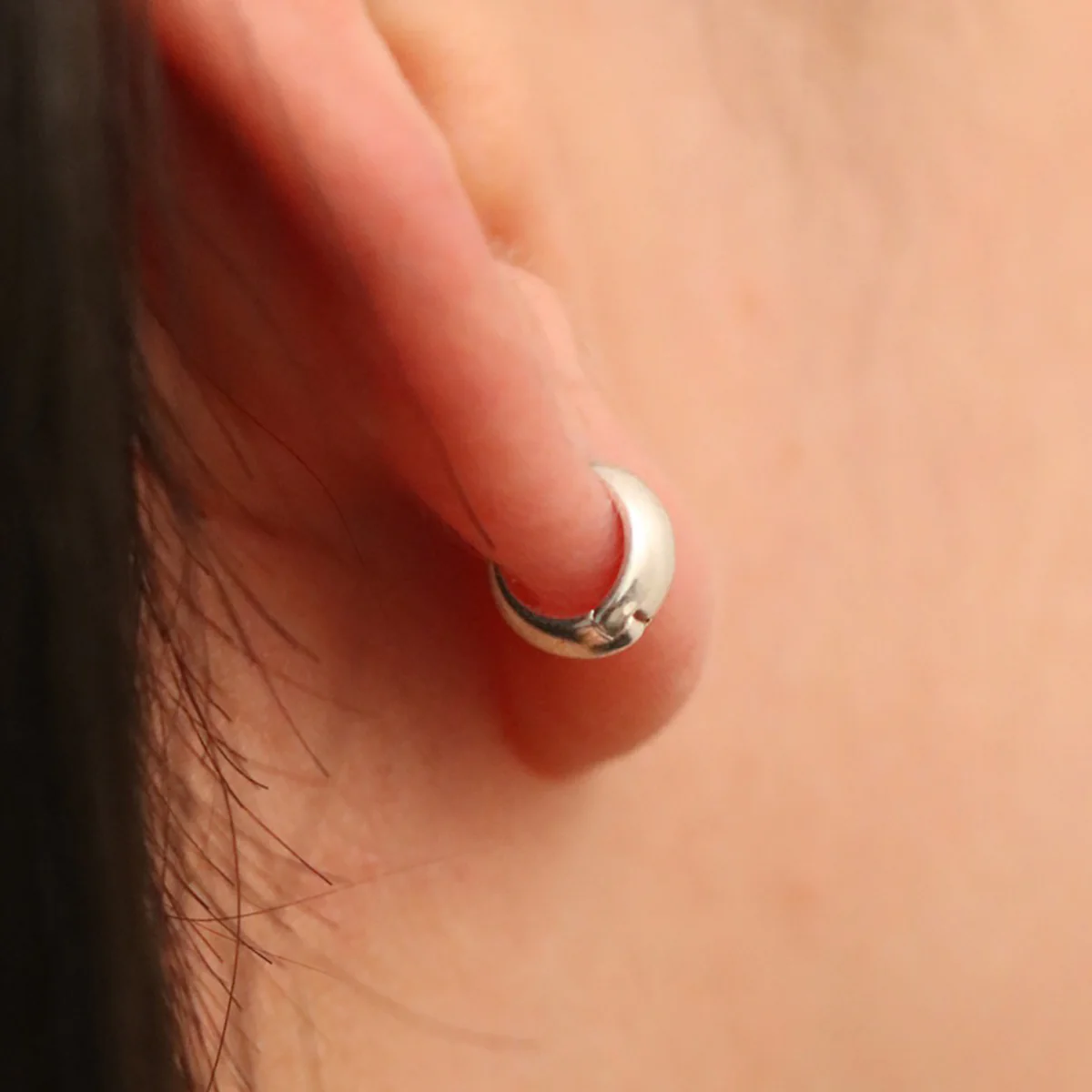 Simple Bold Huggie Earrings - Image 10