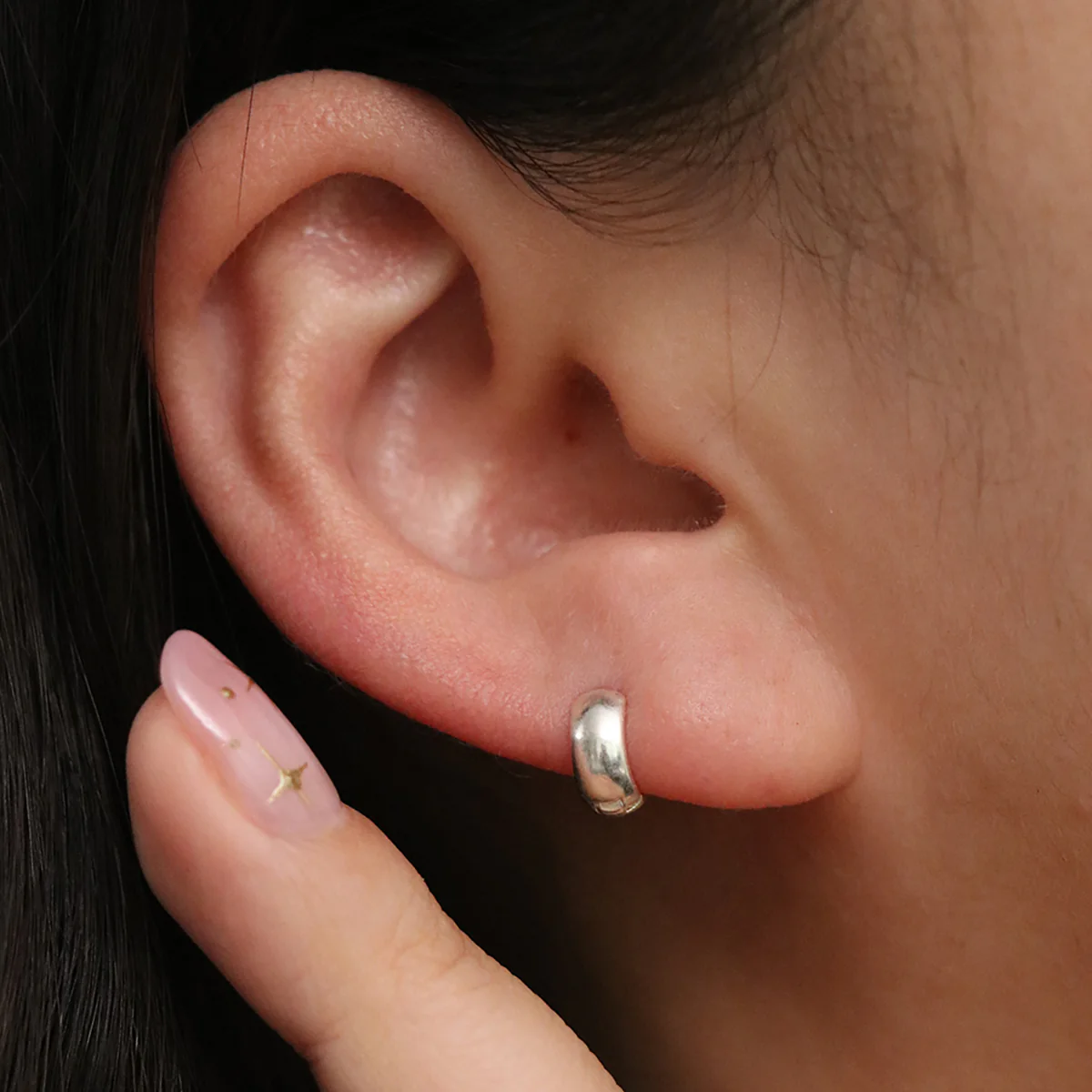 Simple Bold Huggie Earrings - Image 7