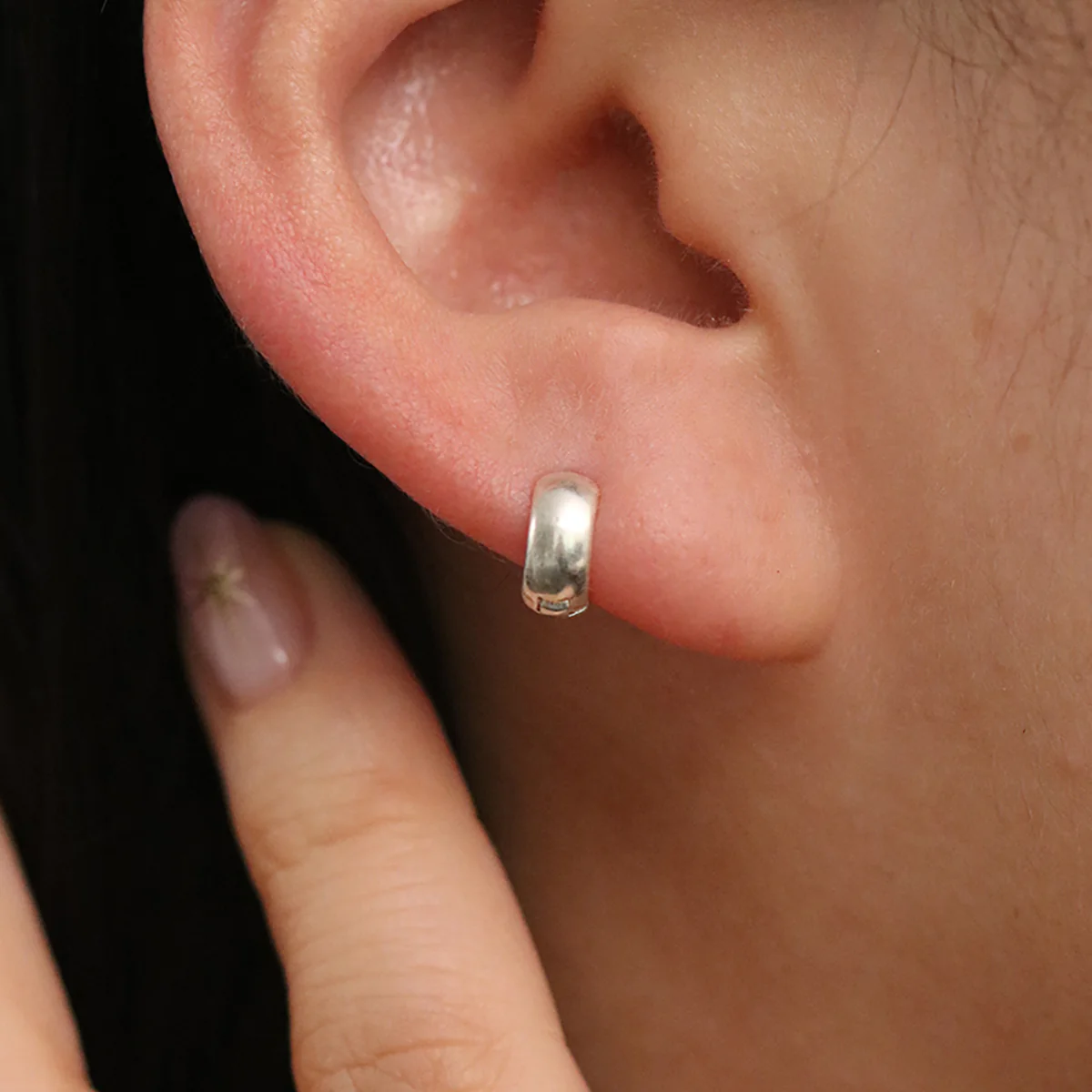 Simple Bold Huggie Earrings - Image 8