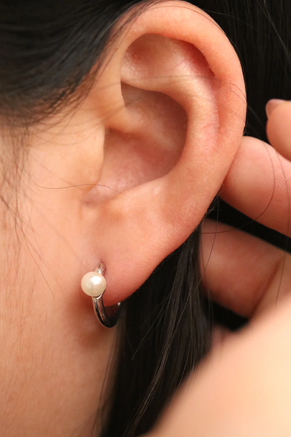 Chunky hoop with pearl earrings - Image 3